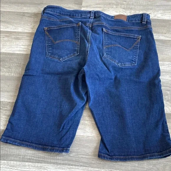💚 2/$15 Classic Blue Straight-Leg Jeans with Medium Weight Denim - Picture 2 of 2